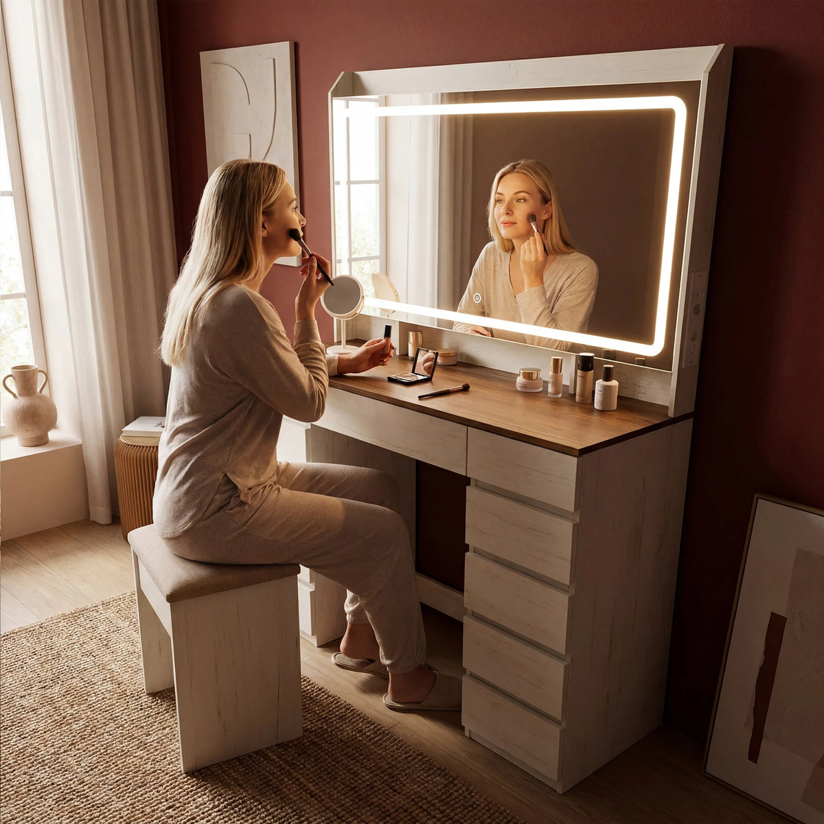 Un espace beauté élégant, coiffeuse ELMEVIA avec miroir lumineux dans une chambre chaleureuse