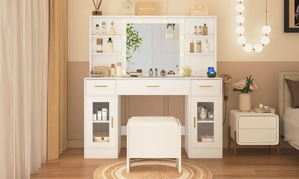 Coiffeuse ELMEVIA avec rangements ouverts et étagères dans une chambre lumineuse