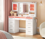 Coiffeuse WOLTU blanche avec miroir LED, 2 armoires vitrées, 9 tiroirs et support sèche-cheveux - vue d'ambiance en chambre