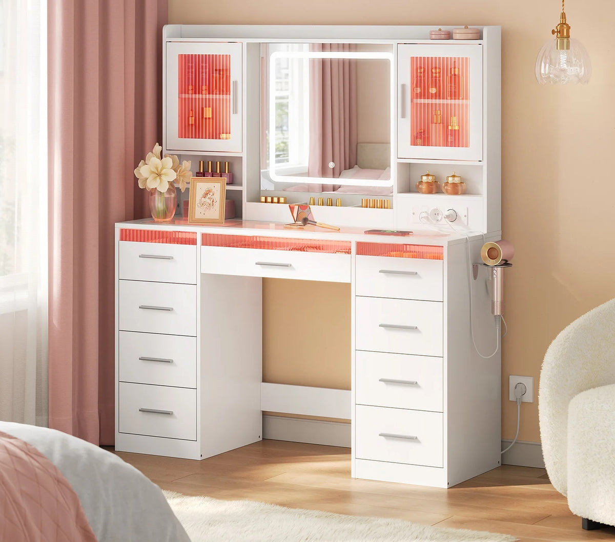 Coiffeuse WOLTU blanche avec miroir LED, 2 armoires vitrées, 9 tiroirs et support sèche-cheveux - vue d'ambiance en chambre